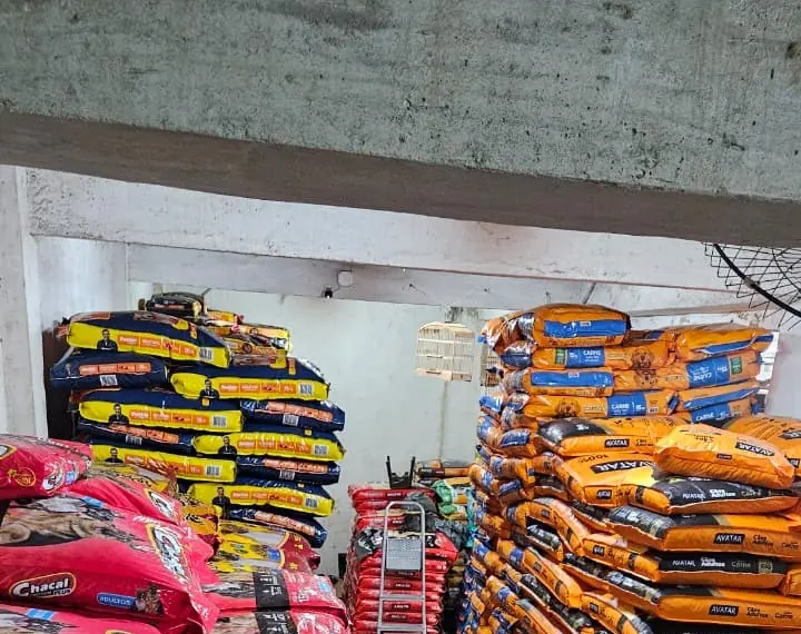 Corredor do estoque com sacos de ração