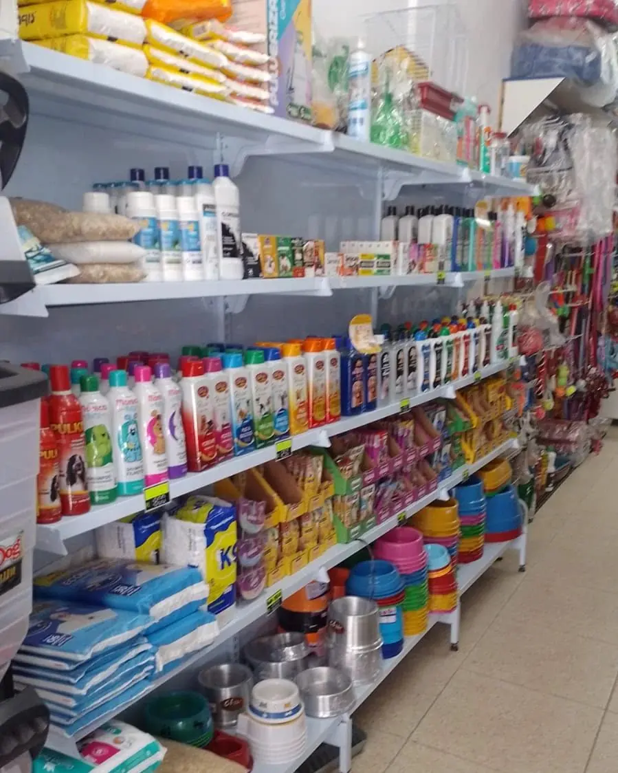 Prateleira de shampoos e produtos de higiene para pets