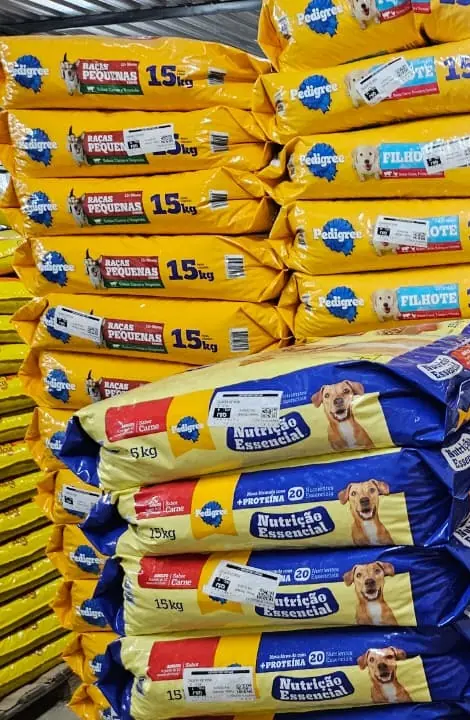Pilhas de ração para cães no estoque da Inova Pet