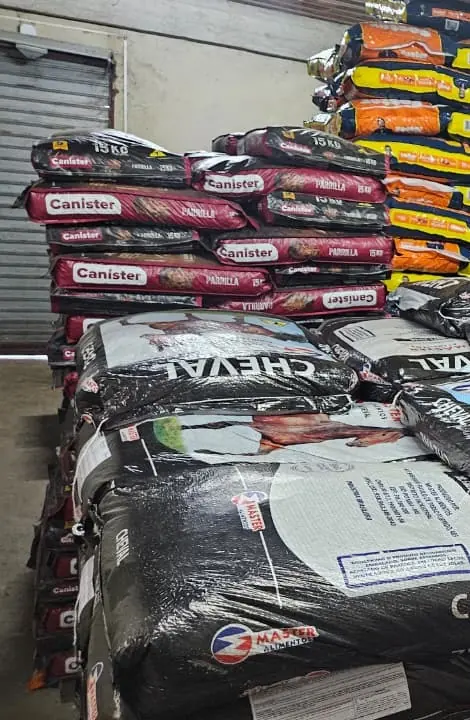 Sacos de ração empilhados no estoque da Inova Pet